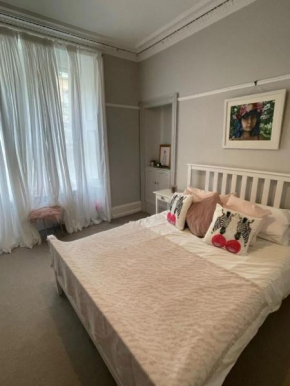 Bright and Chic 2 Bedroom Apartment in City Centre